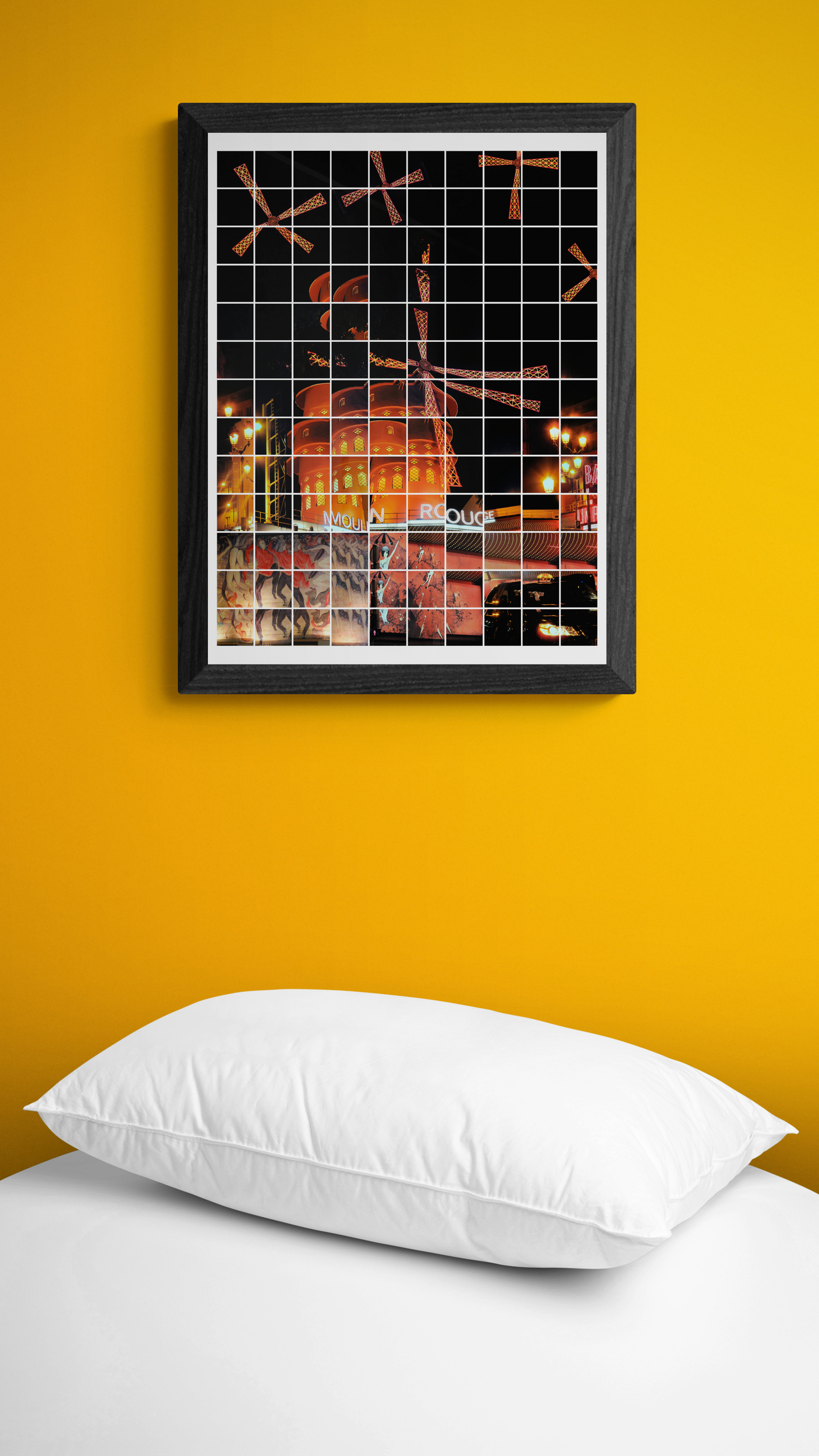 Tirage photographique du Moulin Rouge, photocollage original de Johanna Pernot, sur mur jaune