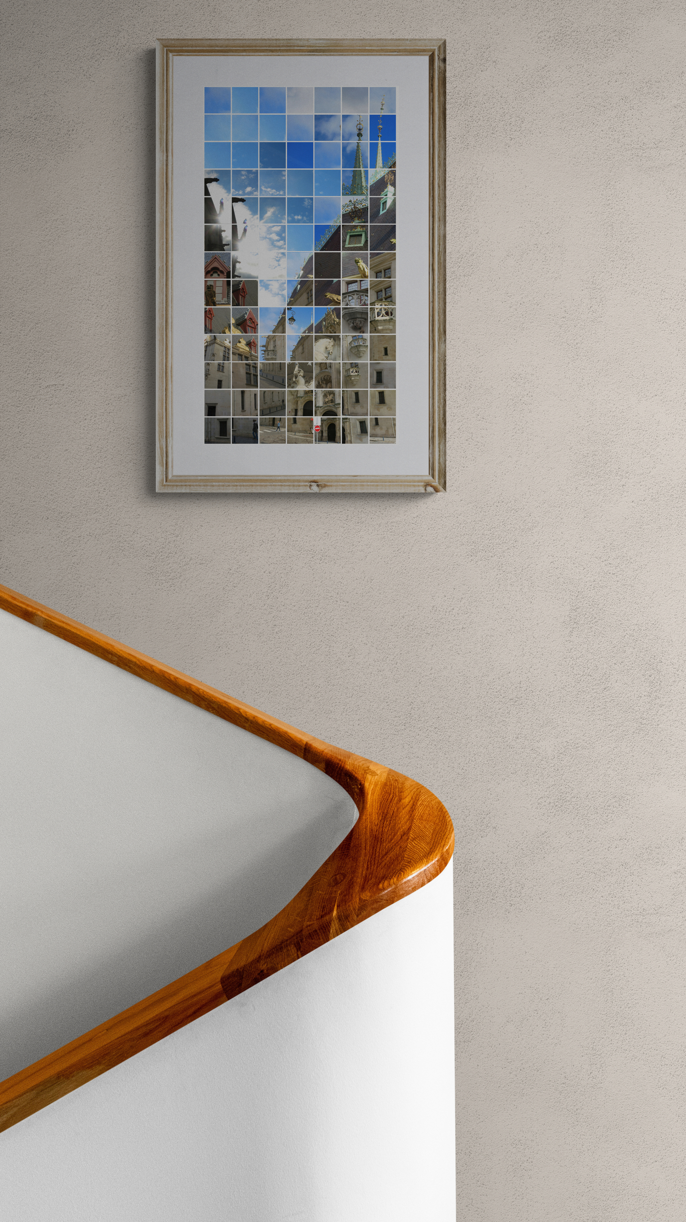 Tirage photographique du Palais des Ducs de Lorraine avec la rue à Nancy, photocollage de Johanna Pernot avec ciel bleu, suspendu dans un escalier