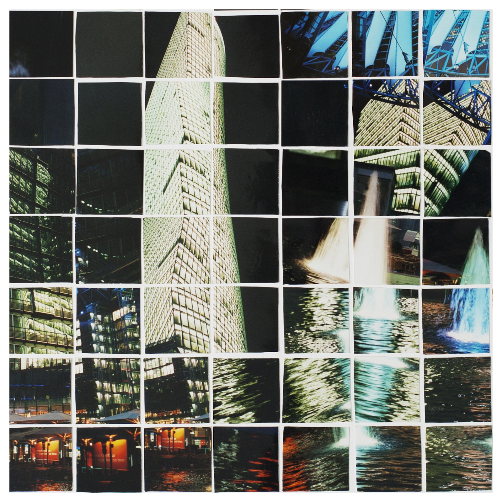photographie d'art de l'ex Sony Centre, Potsdamer Platz &agrave; Berlin avec fontaines et &eacute;clairages de nuit